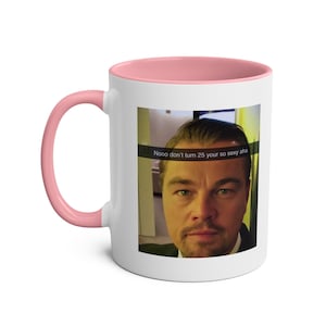 面白いレオナルド・ディカプリオのミームマグ - 25歳の誕生日マグ、ツートンコーヒーマグ、映画愛好家へのギフト、25歳にならないでミーム