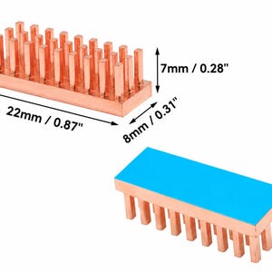 以下が含まれることがあります： 長方形のベースとピンフィンアレイを備えた2つの銅製ヒートシンク。一方は長さ22mm、幅8mm、高さ7mmの寸法を示しています。もう一方は裏返されており、平らで鮮やかな青色の粘着性の裏面が見えています。
