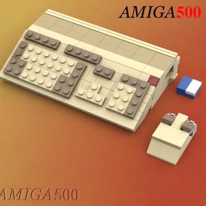 Puede incluir: Un modelo construido con bloques de un ordenador AMIGA500, que presenta un teclado de color beige y gris, un pequeño detalle cuadrado rojo, un ratón de ordenador beige separado y un pequeño bloque cuadrado azul y blanco, todo en estilo de bloques.