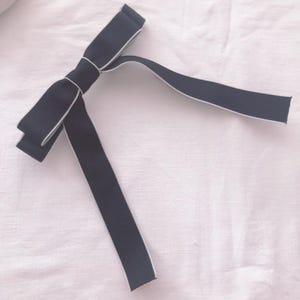 レディース用ブラックロングリボンヘアクリップ - ホワイトトリムテールボウバレッタ、フォーマルルックのためのミニマリスト韓国スタイルヘアアクセサリー