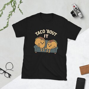 Lustiges Taco Shirt | Taco 'Bout It Tee | Essen Witz T-Shirt | Anthropomorphes Design |  Niedliches Feinschmecker-Shirt | Verspieltes Grafik-T-Shirt | Punny Geschenk