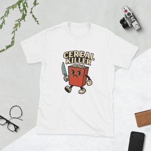 シリアルキラーの面白い朝食ダジャレTシャツ | グルメユーモアファンのためのシリアルボウル漫画Tシャツ | おもしろギフトアパレル