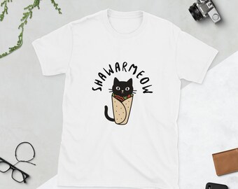 Puede incluir: Camiseta blanca con un gato negro envuelto en un shawarma, con el texto "Shawarmameow" sobre el gato.