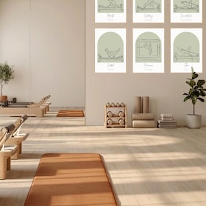 Puede incluir: Un conjunto de seis l&aacute;minas rectangulares para pared con arcos de color verde salvia y dibujos de l&iacute;neas negras de personas realizando ejercicios de Pilates en m&aacute;quinas. Cada l&aacute;mina incluye las etiquetas de texto: Breath, Centering, Concentration, Control, Precision y Flow.