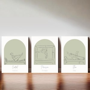 Puede incluir: Tres l&aacute;minas rectangulares para pared con arcos de color verde salvia y dibujos de l&iacute;neas negras de personas en m&aacute;quinas de Pilates. Las l&aacute;minas incluyen el texto Control, Precision y Flow en letra cursiva debajo de cada ilustraci&oacute;n.