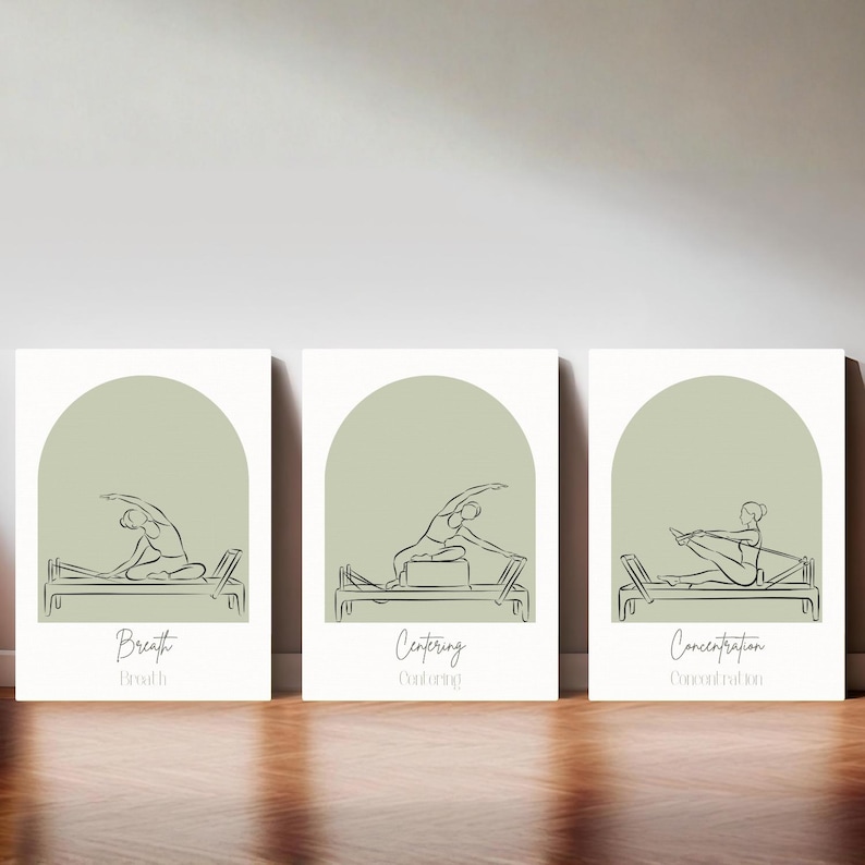 Puede incluir: Un conjunto de tres l&aacute;minas rectangulares para pared con arcos de color verde salvia y dibujos de l&iacute;neas negras de personas en reformadores de Pilates. Las l&aacute;minas incluyen el texto Breath, Centering y Concentration en letra cursiva.