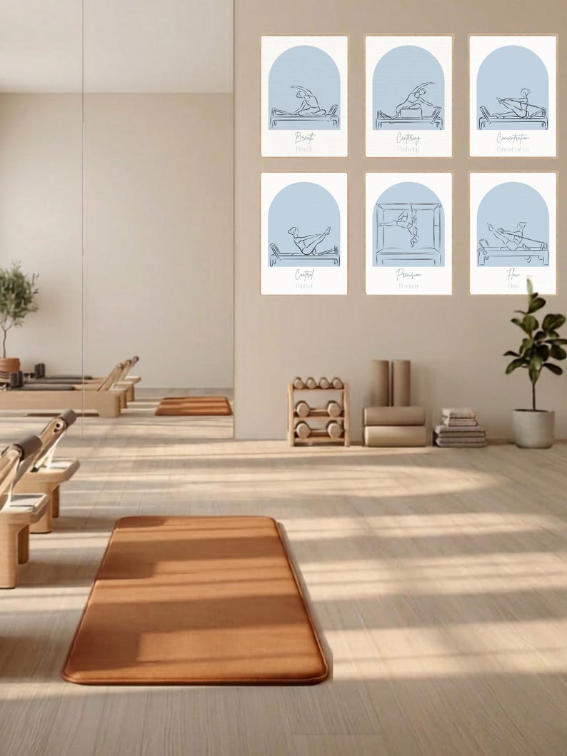 Puede incluir: Un conjunto de seis l&aacute;minas rectangulares para pared con fondos de arco azul e ilustraciones de l&iacute;neas azul oscuro de personas realizando ejercicios de Pilates en aparatos, cada una etiquetada con palabras como Breath, Centering y Concentration.