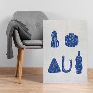 Lienzo minimalista con formas de jarrón azul, impresión de arte lineal escandinavo moderno, decoración abstracta neutra para hogares nórdicos y espacios creativos.