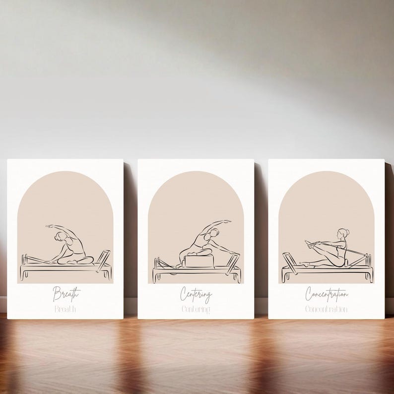 Puede incluir: Tres l&aacute;minas rectangulares para pared con fondos de arco en color beige e ilustraciones de l&iacute;nea negra de personas en m&aacute;quinas de Pilates. Los grabados incluyen las etiquetas de texto Breath, Centering y Concentration.