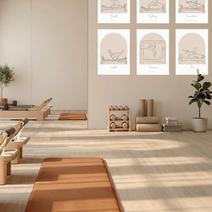 Puede incluir: Un conjunto de seis l&aacute;minas rectangulares para pared con fondos beige en forma de arco y dibujos de l&iacute;neas negras de personas realizando ejercicios de Pilates en m&aacute;quinas. Cada l&aacute;mina incluye etiquetas de texto como Breath, Centering, Concentration, Control, Precision y Flow.