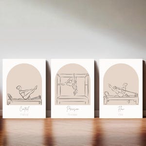 Puede incluir: Un conjunto de tres l&aacute;minas rectangulares para pared con dibujos de l&iacute;neas de personas realizando ejercicios de Pilates en aparatos. Cada l&aacute;mina muestra un fondo de arco beige y las palabras Control, Precision y Flow en cursiva.