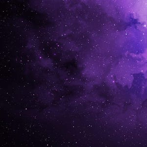 Peut inclure: Une image d'art num&eacute;rique d'une sc&egrave;ne spatiale profonde. L'image pr&eacute;sente un d&eacute;grad&eacute; de violet fonc&eacute; &agrave; noir, avec des &eacute;toiles blanches dispers&eacute;es et des nuages n&eacute;buleux de violet plus clair.