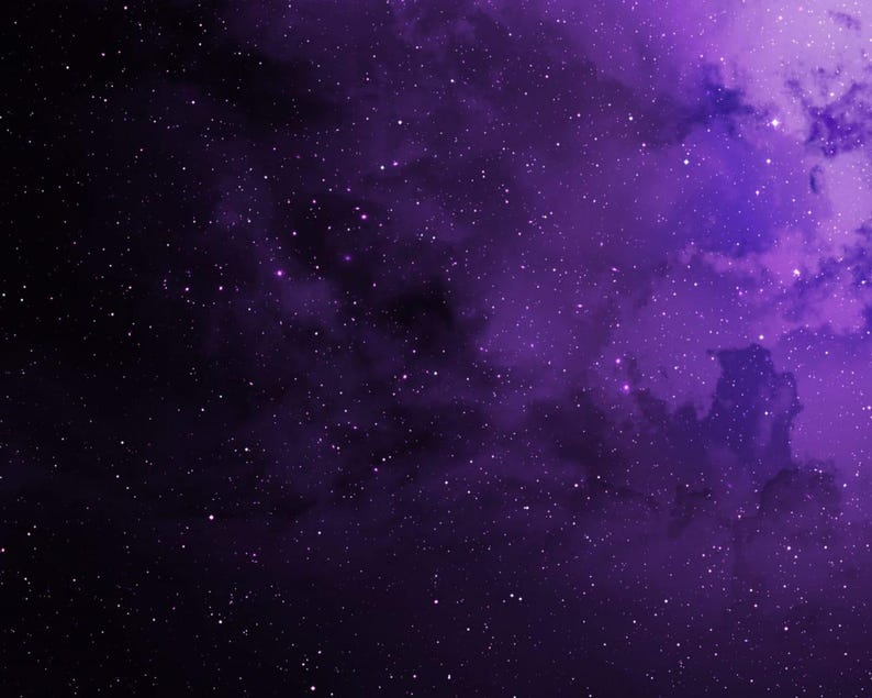Peut inclure: Une image d'art num&eacute;rique d'une sc&egrave;ne spatiale profonde. L'image pr&eacute;sente un d&eacute;grad&eacute; de violet fonc&eacute; &agrave; noir, avec des &eacute;toiles blanches dispers&eacute;es et des nuages n&eacute;buleux de violet plus clair.