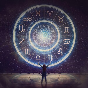 Peut inclure: Une personne se tient debout, les bras lev&eacute;s devant une roue zodiacale lumineuse sur fond &eacute;toil&eacute;. La roue pr&eacute;sente des symboles astrologiques et un motif g&eacute;om&eacute;trique. L'image &eacute;voque l'astrologie, la spiritualit&eacute; et la connexion cosmique.
