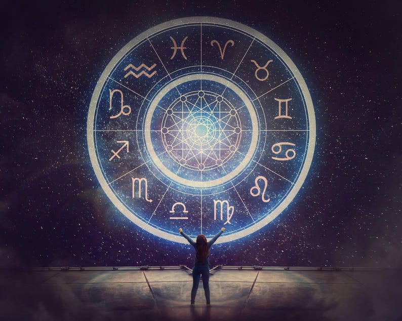 Peut inclure: Une personne se tient debout, les bras lev&eacute;s devant une roue zodiacale lumineuse sur fond &eacute;toil&eacute;. La roue pr&eacute;sente des symboles astrologiques et un motif g&eacute;om&eacute;trique. L'image &eacute;voque l'astrologie, la spiritualit&eacute; et la connexion cosmique.