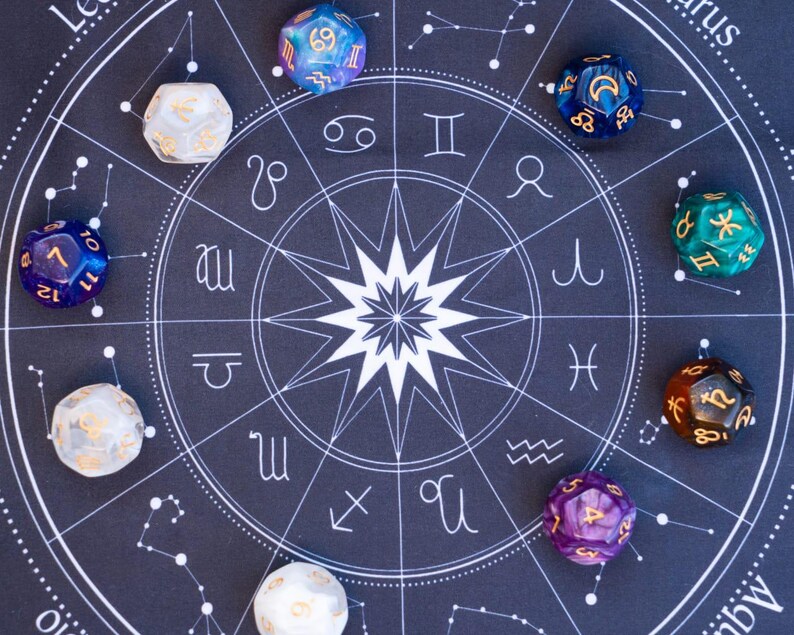 Peut inclure: Un tapis bleu fonc&eacute; avec un motif de carte astrologique blanche, repr&eacute;sentant des symboles du zodiaque et des constellations. Douze d&eacute;s multicolores &agrave; douze faces sont dispos&eacute;s autour du graphique. Les d&eacute;s sont de diff&eacute;rentes couleurs, dont le bleu, le vert, le violet et l'or.