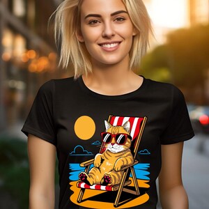 Peut inclure: T-shirt noir avec un chat de dessin animé portant des lunettes de soleil, se relaxant dans une chaise longue. Le chat est orange avec des rayures noires, et la chaise a des rayures rouges et blanches. Un soleil jaune et de l'eau bleue en arrière-plan.