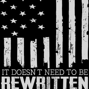 Könnte beinhalten: Ein schwarz-weißes Grafikdesign mit einer abgenutzten amerikanischen Flagge und dem Text "We the People" oben. Der Text "IT DOESN'T NEED TO BE REWRITTEN ≡ IT NEEDS TO BE = REREAD" befindet sich unten.