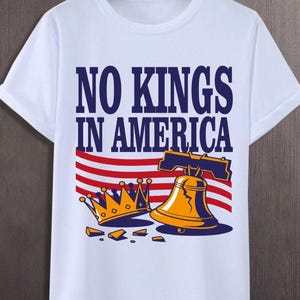Peut inclure: T-shirt blanc avec l'inscription bleue marine "NO KINGS IN AMERICA". Le motif comprend une couronne dorée brisée, une cloche de la liberté dorée et des rayures rouges et blanches, symbolisant l'indépendance américaine.