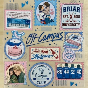 Peut inclure: Une planche d'autocollants illustrant un couple s'enlaçant, un clavier, une pile de livres, des maillots de hockey et de la nourriture. Le texte inclut Briar University, Off Campus, Malone's et Allie & Dean, avec des accents bleus et roses.