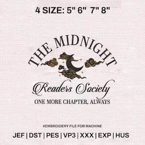 Op de afbeelding: Een borduurontwerp met de tekst "THE MIDNIGHT Readers Society" en "ONE MORE CHAPTER, ALWAYS". Het ontwerp bevat een maan en wolken. Verkrijgbaar in 4 maten: 12,7 cm, 15,2 cm, 17,8 cm en 20,3 cm.