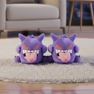 Op de afbeelding: Een set van drie keramische mokken met een gespikkelde, matte afwerking. De mokken zijn in crème, lichtgrijs en donkergrijs. Elke mok heeft een eenvoudig, minimalistisch ontwerp.