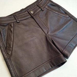 Men&#39;s Dark Brown Lambskin Leather Cargo Shorts: 4-Pocket Design