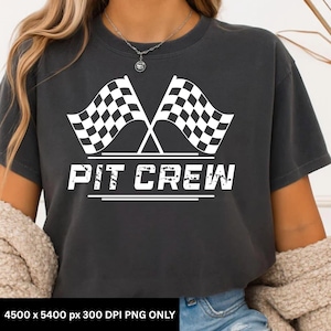 Może przedstawiać: Ciemnoszara koszulka z białym nadrukiem dwóch skrzyżowanych szachownic i napisem "PIT CREW". Tekst jest w stylu czcionki distressed. Koszulka ma okrągły dekolt.