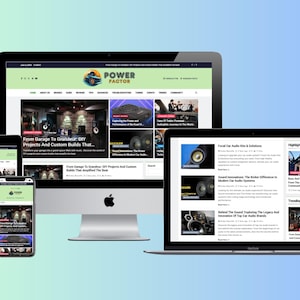Op de afbeelding: Een verzameling elektronische apparaten, waaronder een desktopcomputer, laptop, tablet en smartphone, die een website met het logo "POWER FACTOR" weergeven. De website bevat artikelen over auto-audiosystemen en doe-het-zelf-projecten.