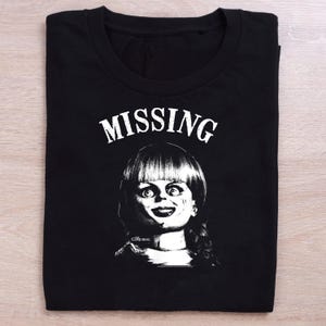アナベル失踪事件 2025 ユニセックス ガーメントダイTシャツ、アナベル人形失踪事件シャツ、ニューオーリンズ、アナベルは行方不明になったのか、超常現象Tシャツ