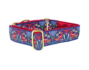 Könnte beinhalten: Ein blaues und rotes Hundehalsband mit einem goldenen Verschluss. Das Muster zeigt stilisierte Vögel, Blumen und Blätter.