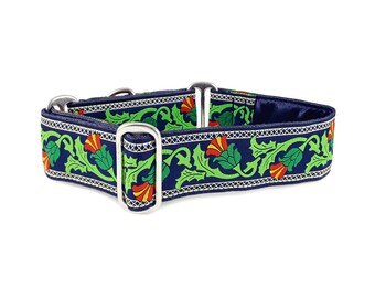 Könnte beinhalten: Ein marineblaues Hundehalsband mit einem Blumenmuster in Grün, Orange und Weiß. Das Halsband hat silberfarbene Metallbeschläge. Das florale Design zeigt stilisierte Blätter und Blumen.