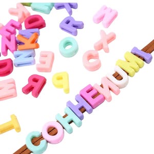 100 piezas, alfabeto de letras arcoíris pastel, dije de chicle, cuenta con agujero, dije de chatarra, dijes para funda de teléfono, artesanía kawaii, espaciador suelto de 12 mm