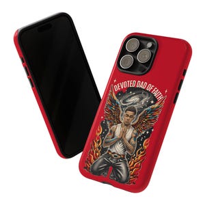 Peut inclure: Coque de téléphone rouge avec un téléphone noir. L'étui présente une illustration d'un homme avec des ailes d'ange, agenouillé en prière, entouré de flammes et d'une galaxie. Le texte sur l'étui se lit "DEVOTED DAD OF FAITH."