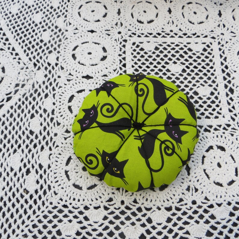 Handmade Pincushion Cute Classic Pincushion Large Pillow Style Handmade Fabric Pincushion Bold Cats Style Pretty and Large Pin Cushion OOAK Bild 4