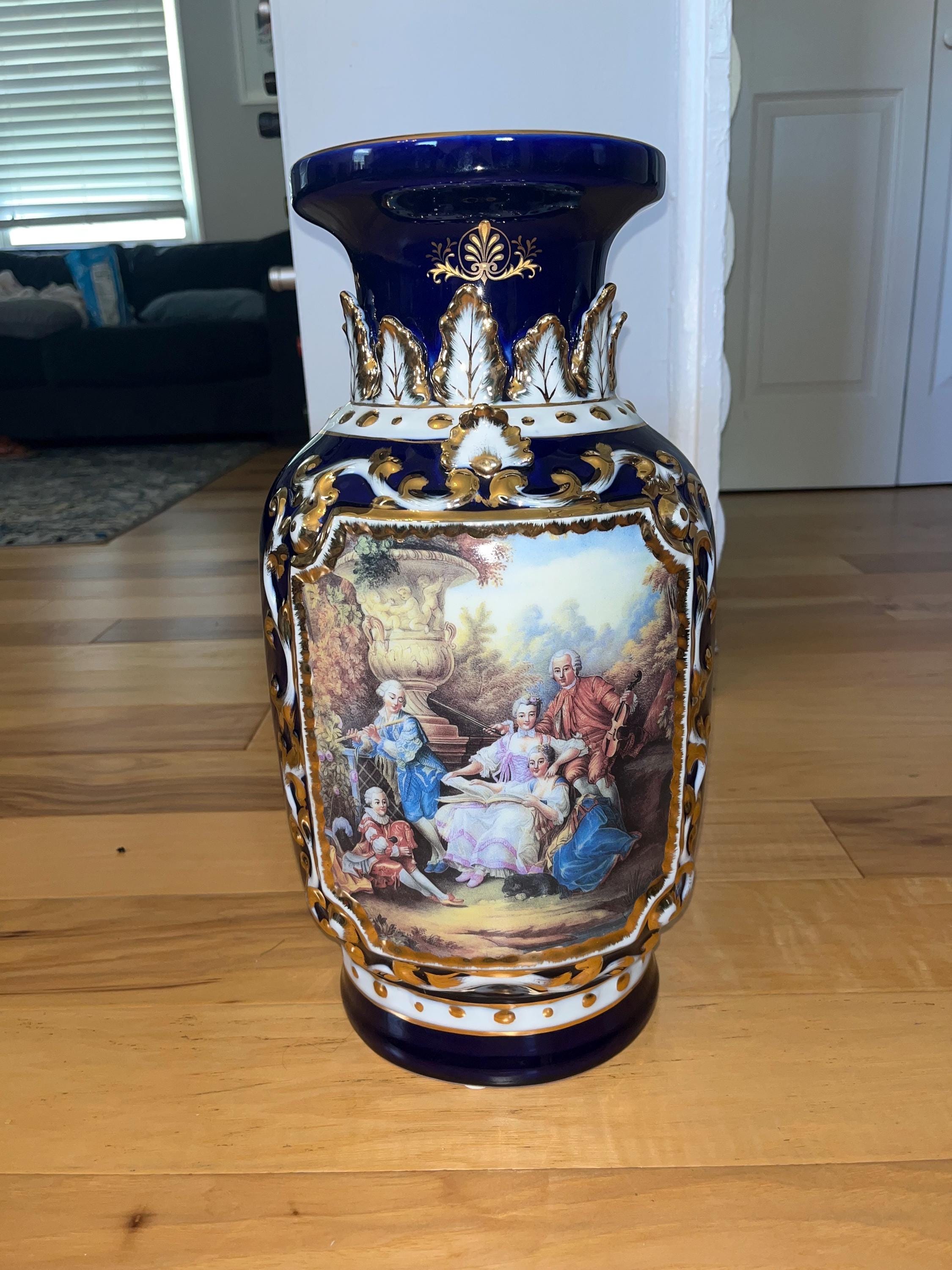 非常に華やかな装飾が施された磁器の花瓶。濃紺の花瓶は印象的で洗練