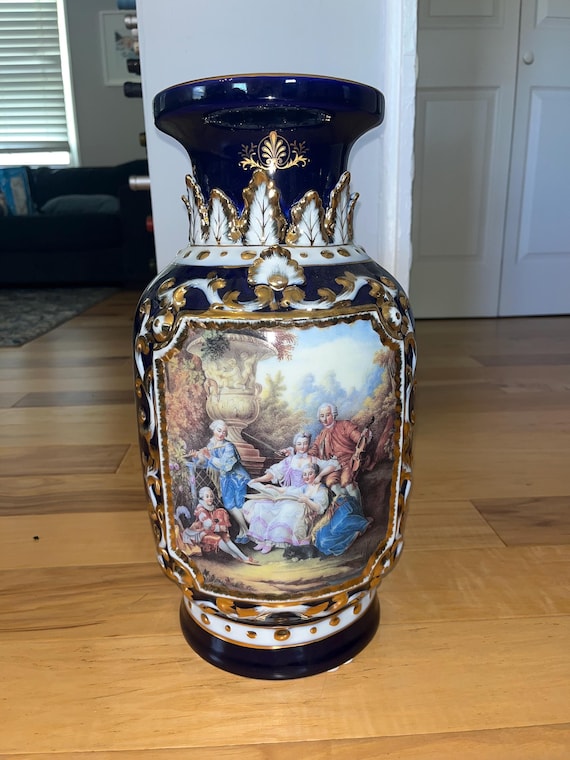 装飾的な陶器の花瓶 非常に華やかな装飾が施された磁器の花瓶。濃紺の花瓶は印象的で洗練