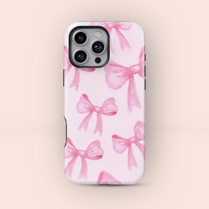 Op de afbeelding: Een roze telefoonhoesje met een patroon van aquarel strikken. De strikken, in verschillende maten en roze tinten, staan tegen een lichtroze achtergrond. De hoes heeft een glanzende afwerking en een uitsparing voor de camera.