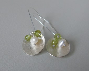 Silver leaf dish green bead cluster earrings