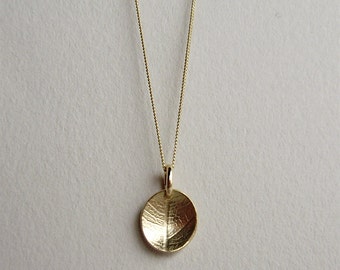 9ct yellow gold mini leaf dish necklace