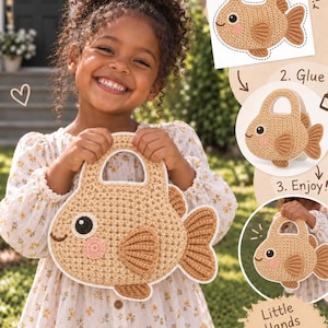 Könnte beinhalten: Eine beige gehäkelte Tasche in Fischform mit weißem Rand, einem dunklen Auge und einer rosa Wange. Das Bild enthält den Anleitungstext: 1. Cut, 2. Glue, 3. Enjoy! und Little Hands Big Joy. Der Fisch hat einen Griff, eine Seitenflosse und eine Schwanzflosse.