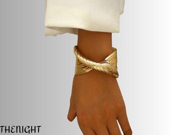 Pulsera ancha ajustable con textura dorada, estilo minimalista bohemio.