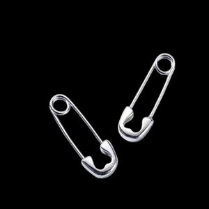 Puede incluir: Dos imperdibles plateados sobre un fondo negro. Los imperdibles tienen un diseño clásico, con una cabeza enrollada y una base curva. Estos imperdibles probablemente están hechos de metal y se utilizan para sujetar o asegurar objetos.