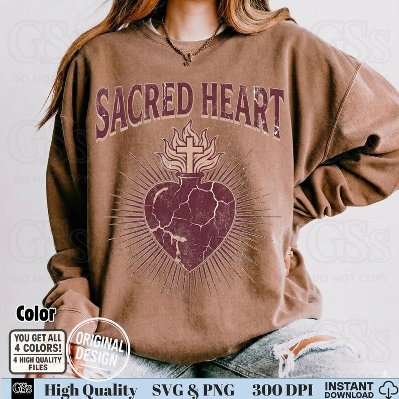Op de afbeelding: Bruin sweatshirt met de tekst "SACRED HEART" boven een hartontwerp met een kruis en vlammen. Het hart heeft een distressed, vintage look. Het sweatshirt heeft ook de tekst "Color", "Original Design", "High Quality SVG & PNG" en "Instant Download".