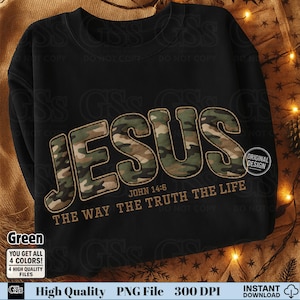 Può includere: Felpa nera con la parola "JESUS" in stampa mimetica. Il testo "JOHN 14:6" e "THE WAY THE TRUTH THE LIFE" sono sotto. Include un logo "ORIGINAL DESIGN" e l'opzione colore "Green".