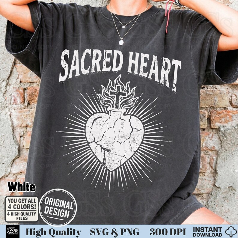 Op de afbeelding: Een zwart t-shirt met de witte tekst "SACRED HEART" boven een witte afbeelding van een hart met een kruis en vlammen. Het ontwerp heeft een verweerde, vintage uitstraling. Extra tekst bevat "White", "ORIGINAL DESIGN" en "High Quality SVG & PNG".