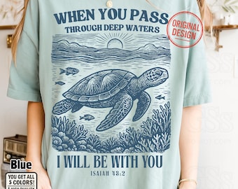 Versículo bíblico cristiano PNG, Cuando pases por aguas profundas, Isaías 43:2 Grabado de tortuga, Camiseta vintage con escrituras sublimada