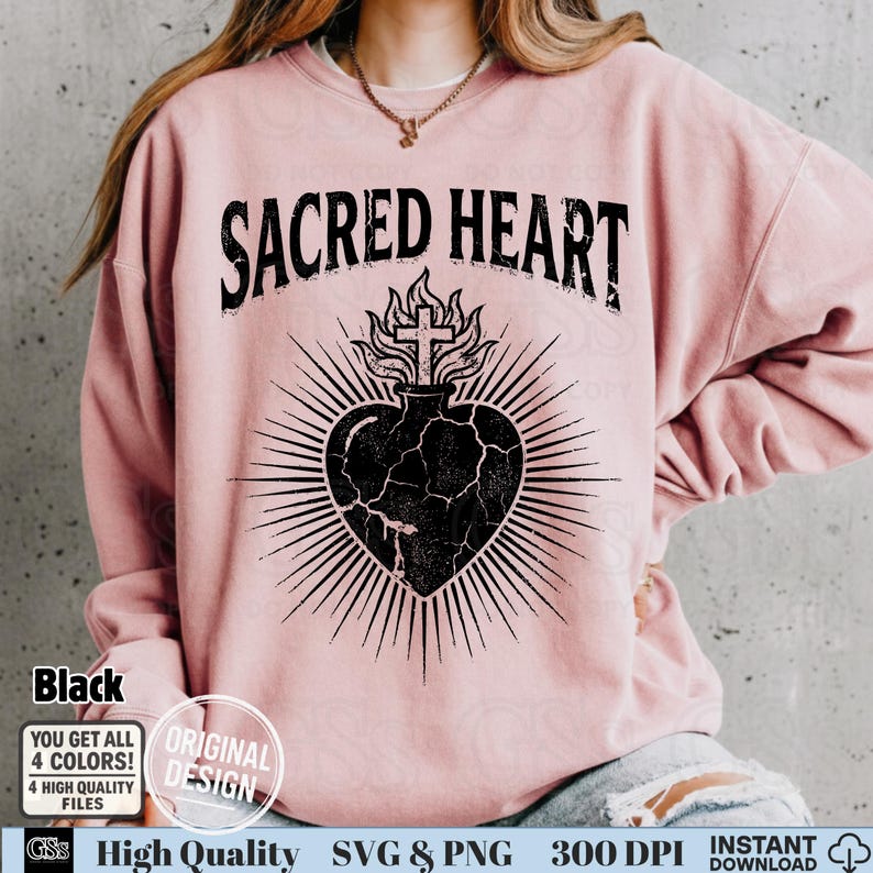 Op de afbeelding: Een lichtroze sweatshirt met de tekst "SACRED HEART" in een versleten lettertype. Daaronder een zwarte afbeelding van een hart met een kruis en vlammen. De afbeelding bevat ook tekst: "Black", "YOU GET ALL 4 COLORS!" en "ORIGINAL DESIGN".