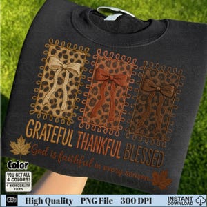 Könnte beinhalten: Schwarzes Sweatshirt mit Herbstdesign. Es zeigt drei rechteckige Felder mit Leopardenmuster und Schleifen. Die Worte "Grateful, Thankful, Blessed" sind darunter gestickt, zusammen mit dem Satz "God is faithful in every season".