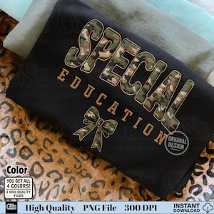 Könnte beinhalten: Schwarzes Sweatshirt mit den Worten "SPECIAL EDUCATION" in einem Camouflage-Design. Unter dem Text befindet sich eine Camouflage-Schleife. Das Bild enthält auch Text mit der Aufschrift "Farbe, Sie erhalten alle 4 Farben! 4 hochwertige Dateien, Hochwertige PNG-Datei 300 DPI, Sofort-Download."